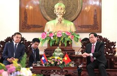 越南祖国阵线中央委员会主席陈青敏会见老挝建国阵线代表团