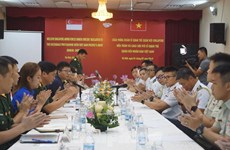 越南与新加坡青年军官互相分享经验