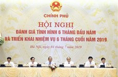 阮春福总理主持政府与各地方视频会议
