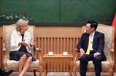 越南政府副总理兼外交部长范平明会见法兰西岛大区议会主席佩克雷斯
