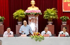 阮春福总理主持经济社会小组与九龙江三角洲各地方会议
