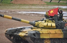 越南人民军坦克赛队做好准备参加国际军事赛会