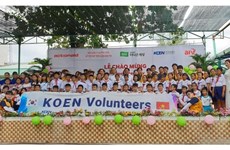 韩国志愿者参加胡志明市学校设施升级改造项目