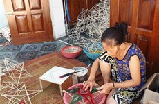 报答村村民努力保护地方传统灯笼制作业