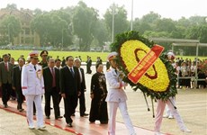 出席越南祖国阵线第九次全国代表大会的代表团拜谒胡志明主席陵墓