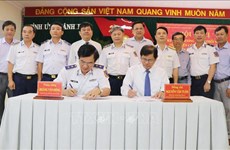 越南海警与庆和省渔民同行