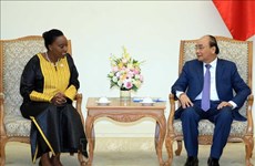 越南政府总理阮春福会见肯尼亚外交部长莫妮卡•朱马   