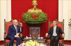 越共中央经济部部长阮文平会见俄罗斯天然气工业股份公司副总裁和哈佛大学教授代表团