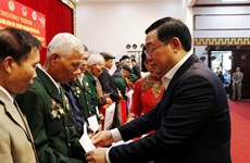 越南政府领导走访慰问少数民族同胞并送上春节慰问礼物