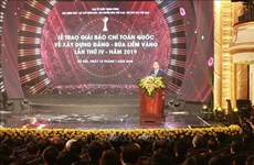 政府总理阮春福出席2019年金锤镰全国党建新闻奖颁奖仪式