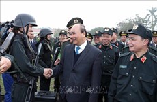 越南政府总理阮春福视察机动警察部队的战备情况