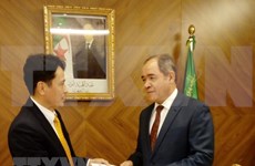 阿尔及利亚总统高度评价越南的发展成就