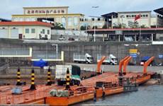 广宁省卡龙边境河临时浮桥恢复通车