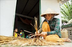 坚江省致力于保护手工草桶编织业