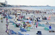 头顿市海滩重新开放 游人数以千计