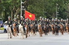 越南国会代表出席骑兵机动警察团亮相游行活动