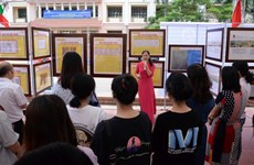 “黄沙长沙归属越南：历史证据和法理依据”地图和资料展在山罗省举行