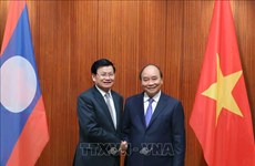越南政府总理阮春福与老挝总理通伦·西苏里举行会谈
