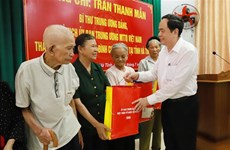 越南祖国阵线中央委员会主席陈青敏看望慰问河静省优抚家庭