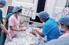 国际媒体纷纷报道越南下半身连体双胞胎女婴分离手术顺利成功