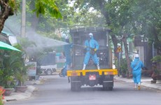岘港市对高风险感染区进行消毒和环境处理工作 