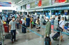 新冠肺炎疫情：越航安排首个航班将被困在岘港市的207名游客送回河内
