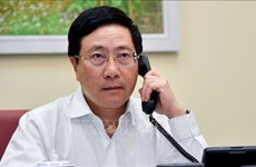 越南政府副总理兼外长范平明与英国前首相托尼·布莱尔通电话