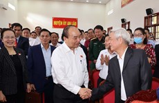 越南政府总理阮春福与海防市安老县选民接触