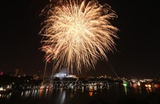 越南民众欢度元旦喜迎2021新年