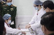 越南开始对三名志愿者注射第二剂剂量25mcg的新冠疫苗