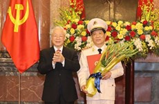 越共中央总书记、国家主席阮富仲向公安部副部长授予上将军衔的命令状 