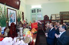  越南政府总理阮春福敬香缅怀已故党和国家领导人