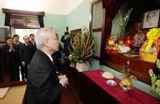 越共中央总书记、国家主席阮富仲在67号房向胡志明主席上香