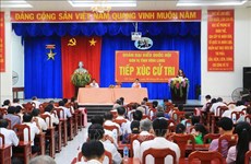 越南国家副主席邓氏玉盛会见永隆省选民