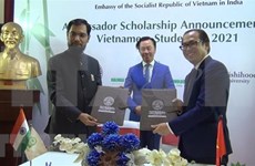 印度各所大学为越南学生发放100多份助学金