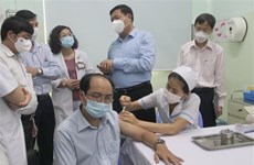 卫生部代表团对胡志明市的隔离、入境人员管理和新冠疫苗接种工作进行实地检查