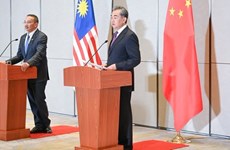 中国与马来西亚一致同意促进双边关系