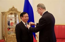 越南驻俄罗斯大使吴德孟荣获俄罗斯“友谊”勋章