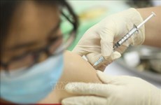 新冠肺炎疫情：越南首批6名志愿者接种第二针新冠疫苗COVIVAC