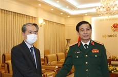 新任国防部长潘文江上将会见外国驻越大使