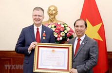 越南授予美国驻越大使丹尼尔•克里滕布林克友谊勋章