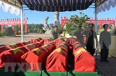 广治省为24具在老挝牺牲的越南烈士遗骸举行追悼会和安葬仪式