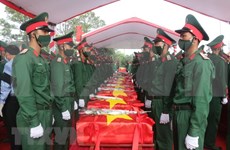 乂安省和清化省为在老牺牲的烈士遗骨举行安葬仪式