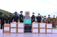 河静省和山罗省边防部队向老挝部分省份的军事及公安力量赠送防疫物资