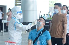 岘港市为在机场工作的2000名工作人员进行核酸检测
