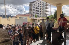 向困难的越裔柬埔寨人家庭发放救济品