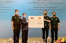 河内首都司令部向老挝万象首都军事指挥部提供防疫物资援助