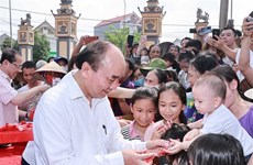 越南国家主席就儿童节和少年先锋队成立80周年致贺信