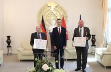 两位德国朋友荣获越南国家崇高奖励