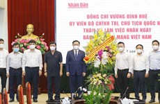 越南国会主席王廷惠走访人民报祝贺革命新闻日